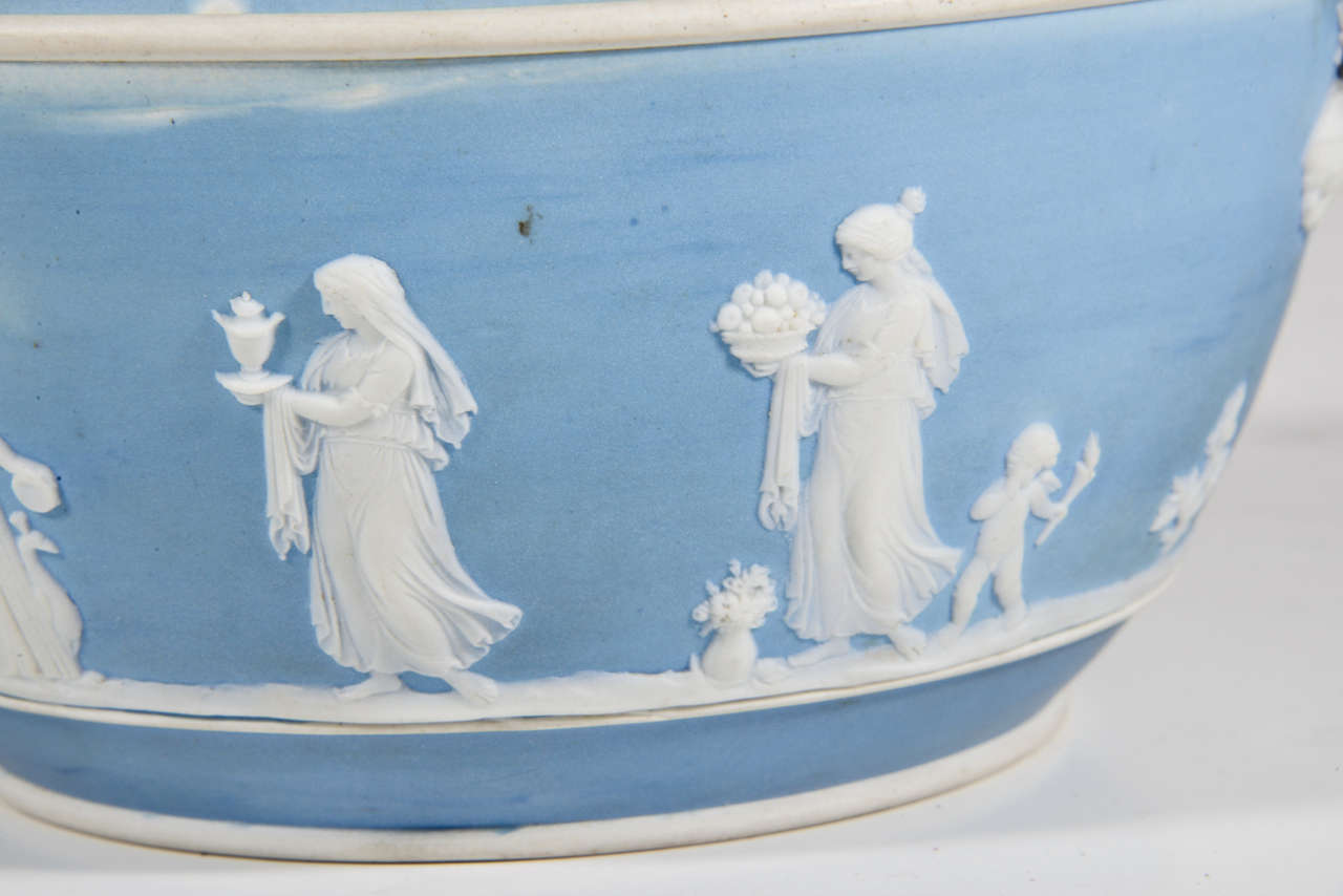 20th Century English Wedgwood Blue-dip Jasperware Stoneware Covered Potpourri Bowl For Sale