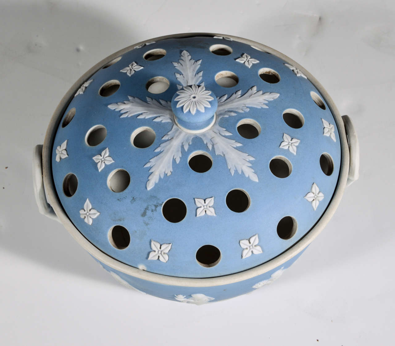English Wedgwood Bluedip Jasperware Stoneware Covered Potpourri Bowl For Sale at 1stDibs