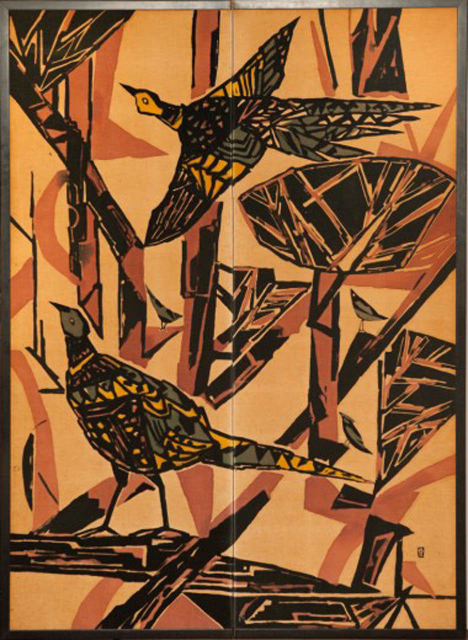 Japanischer Zwei-Panel-Bildschirm: Fasane in einer abstrakten Landschaft.  Taisho-Periode (1912-1926), kühne, fast grafische Malerei von Fasanen und anderen Vögeln in einer Waldlandschaft.  Die Farben sind echt und ungewöhnlich für ein japanisches