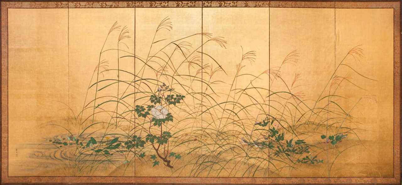 Biombo Japonés de Seis Paneles: Hierbas silvestres y peonías de Rivers Edge.  Pintura de principios del periodo Meiji (1868-1912) de una loma cubierta de hierba junto a un arroyo o río.  Una suave brisa mueve las altas hierbas, mientras los pájaros