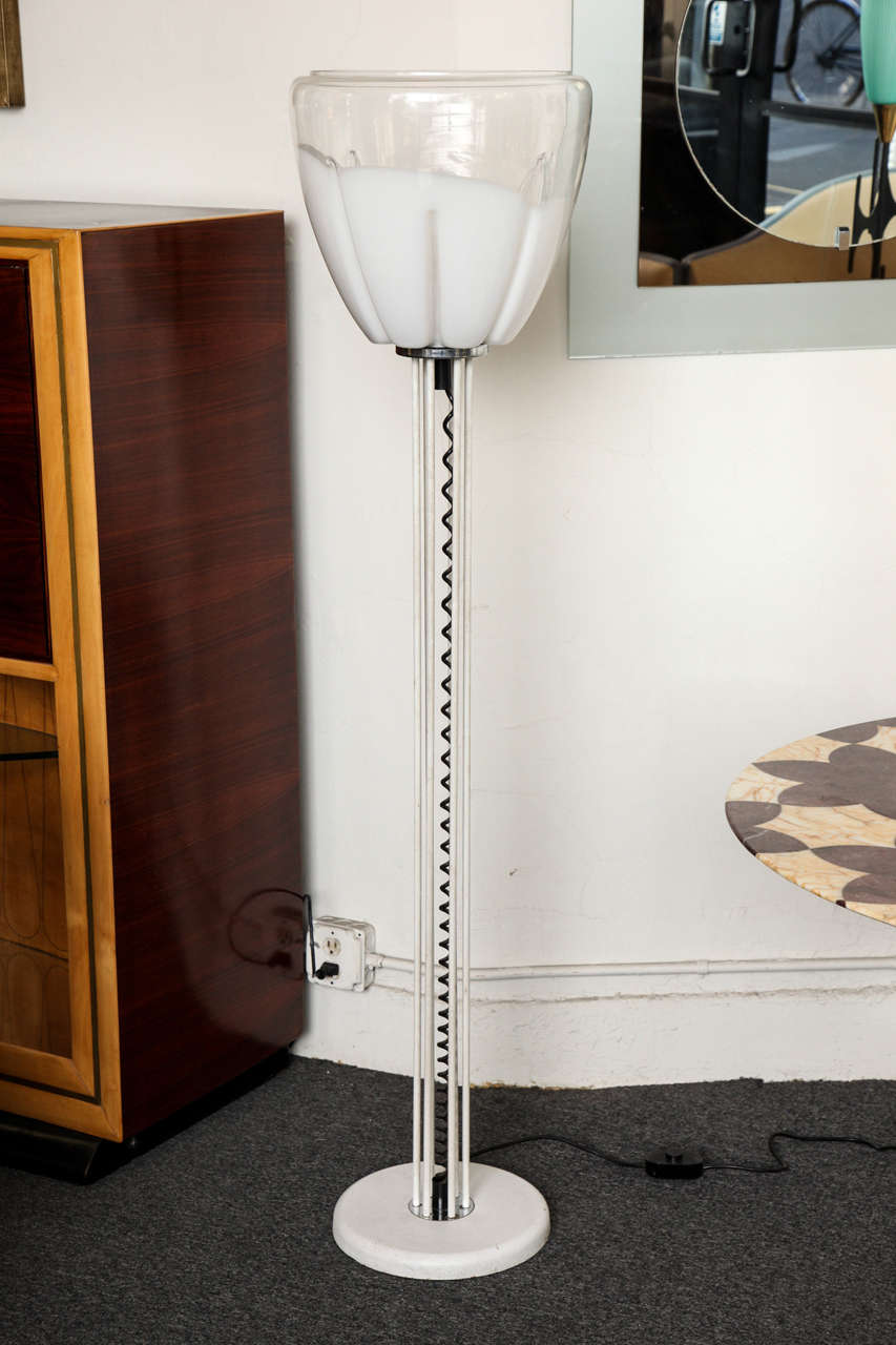 Exciting modernist floor lamp made in the late 1960s in Milan by Targetti Sankey.
White and clear blown glass shade on an white iron base with a decorative black twisted wire down the cent of the stems.
Great form.
   
