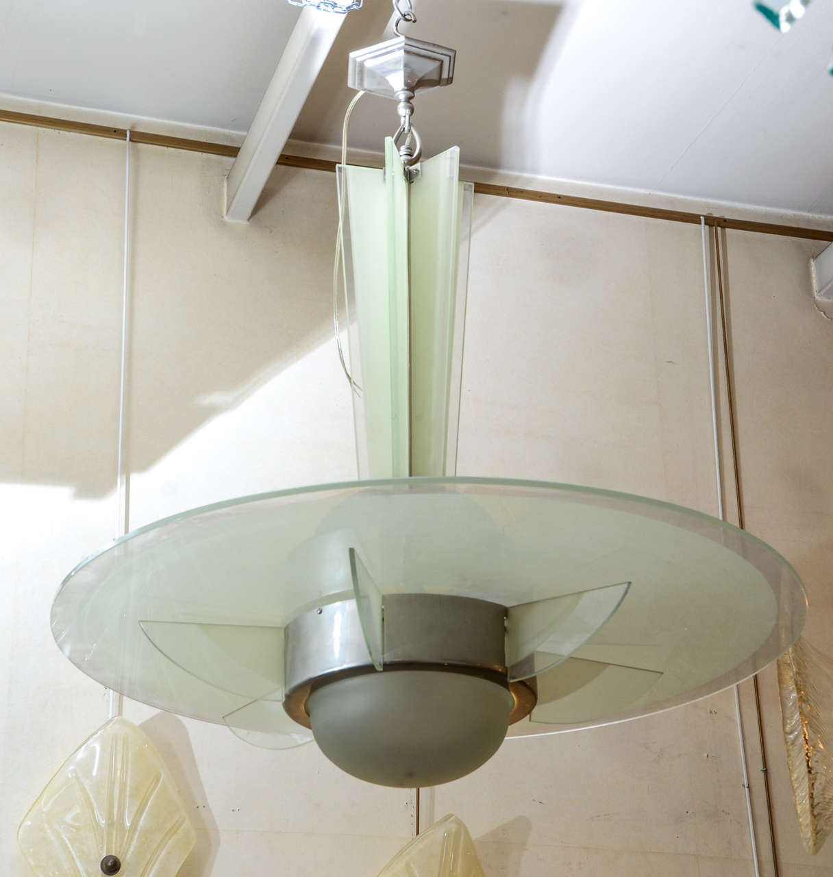 Exceptional chandelier from the modernist period in 1930s.
Ingenious system almost all in frosted glass.