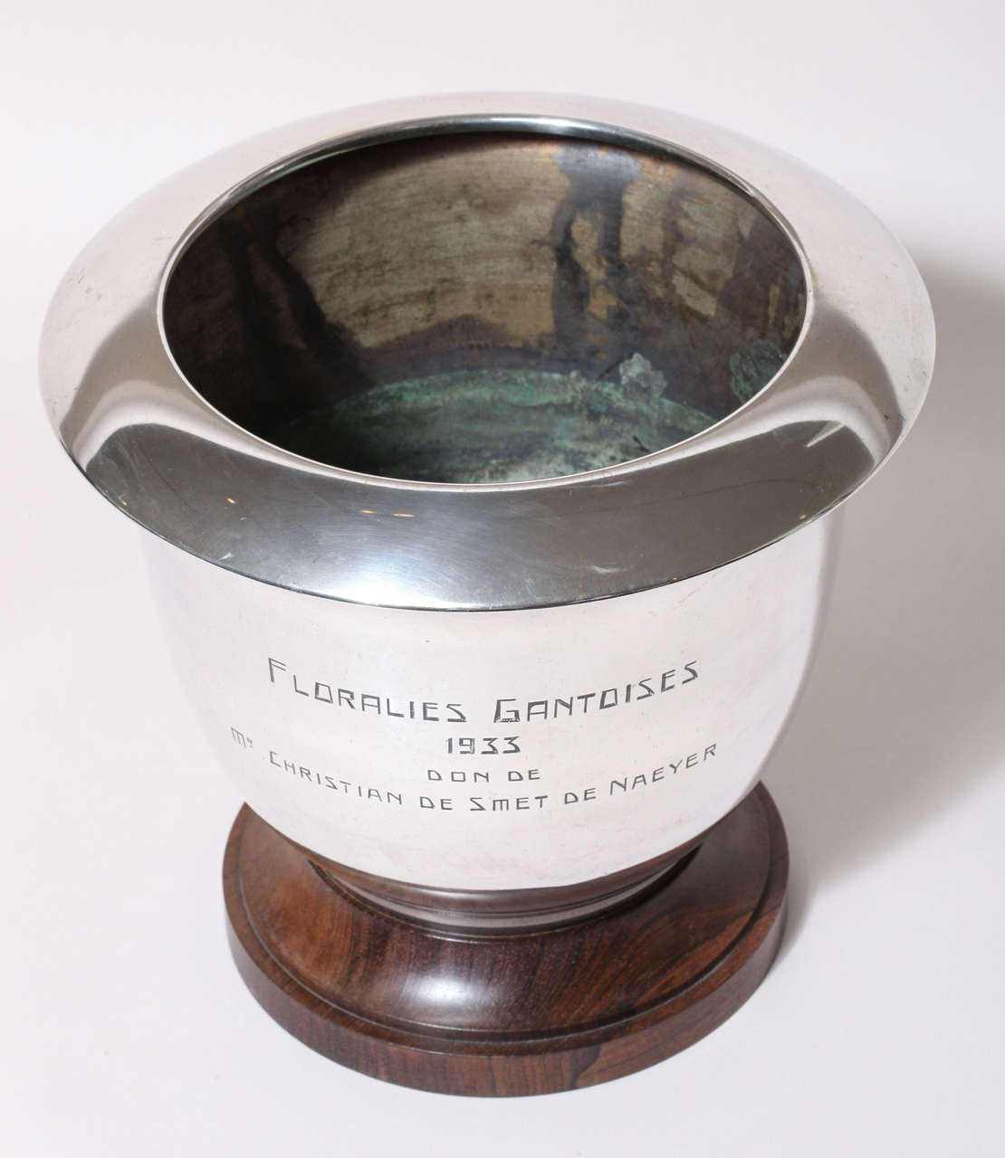 Silver cachepot with a wide lip and engraving for an Antwerp horticultural prize dated 