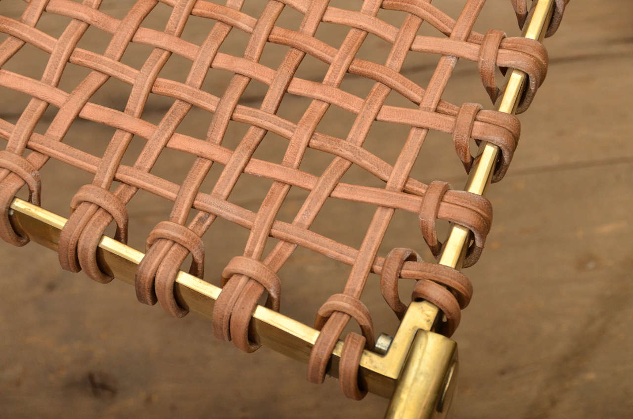 Zeitgenössischer Klismos-Stuhl aus Messing mit Lederriemen (21. Jahrhundert und zeitgenössisch)