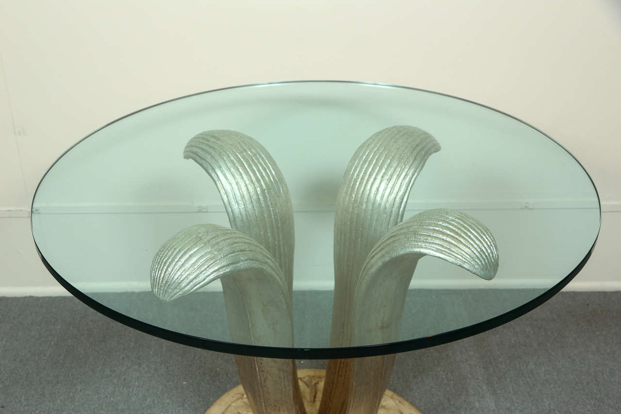 Américain Magnifique table centrale avec base en forme de feuille sculptée et plateau en verre en vente