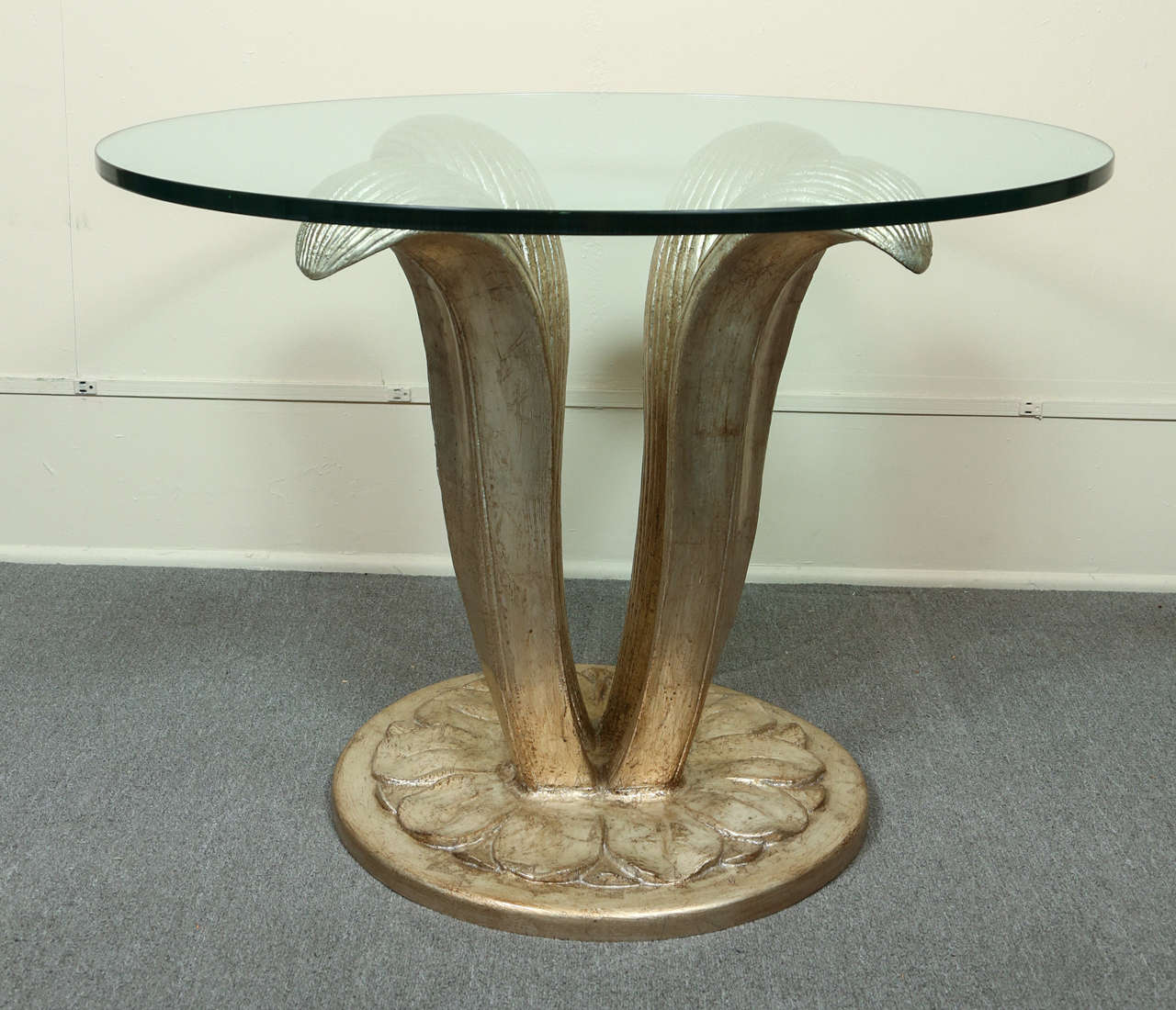 Bois Magnifique table centrale avec base en forme de feuille sculptée et plateau en verre en vente