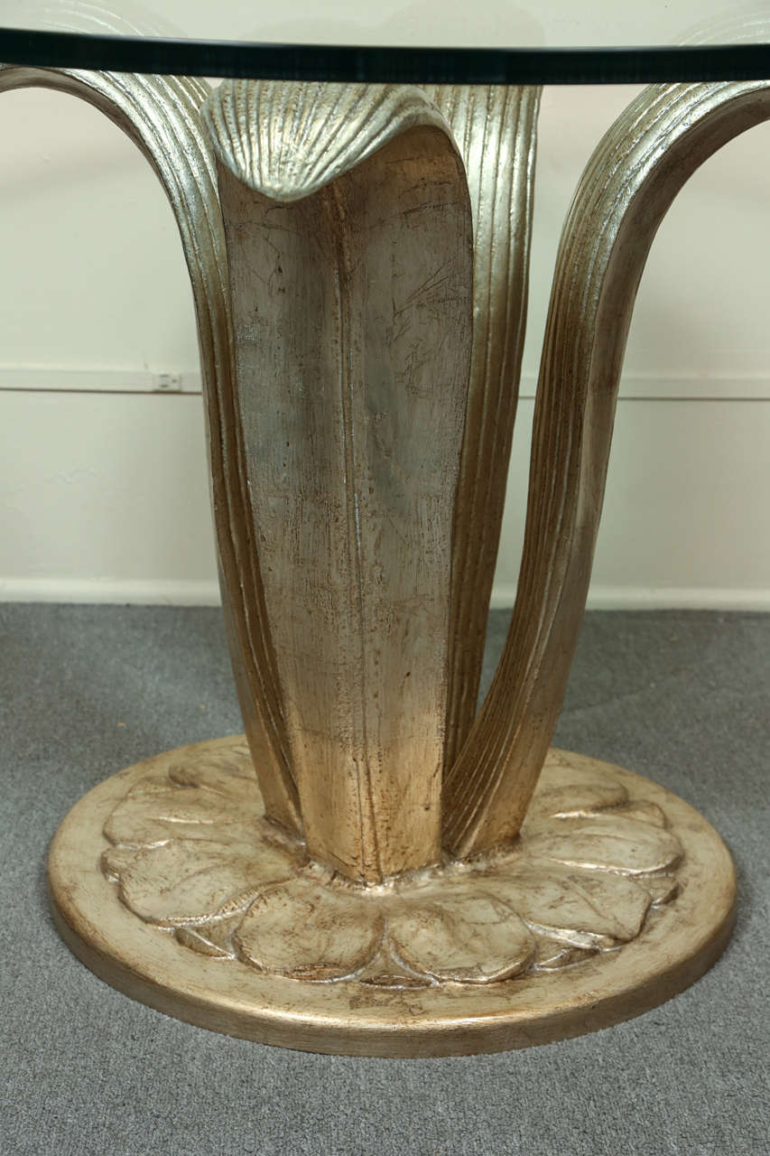 Magnifique table centrale avec base en forme de feuille sculptée et plateau en verre en vente 1