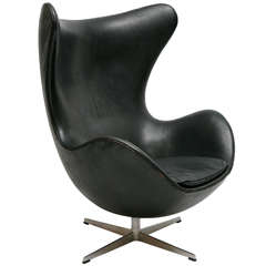Vieux fauteuil oeuf Arne Jacobsen en cuir noir