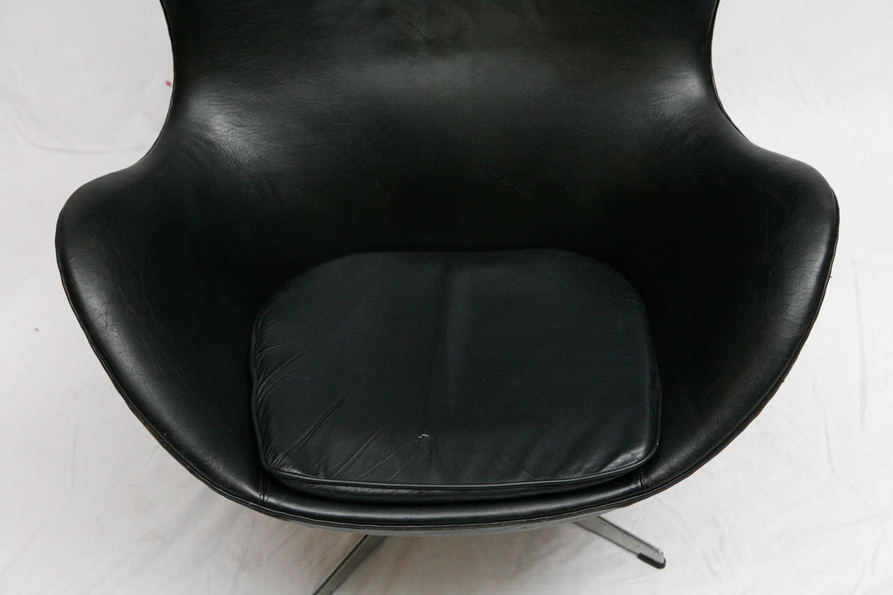 Vintage Black Leather Arne Jacobsen Egg Chair In Good Condition In Los Angeles, CA