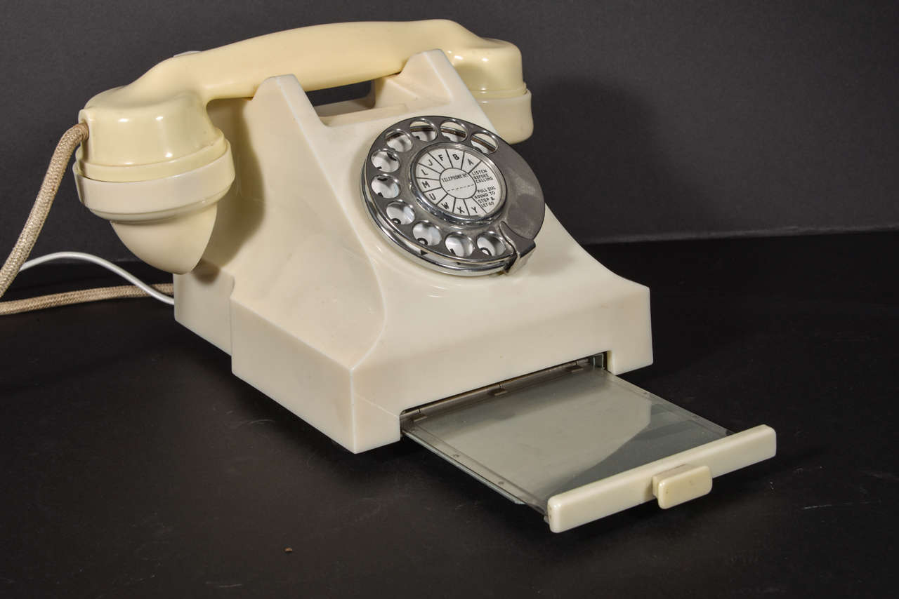 Pristine functional example.
Ivorene bakelite, or the equivalent.
This is a rare example from New Zealand's period deco design years.

Working, but please note, these phones have reversed dials from the US standard, meaning the 