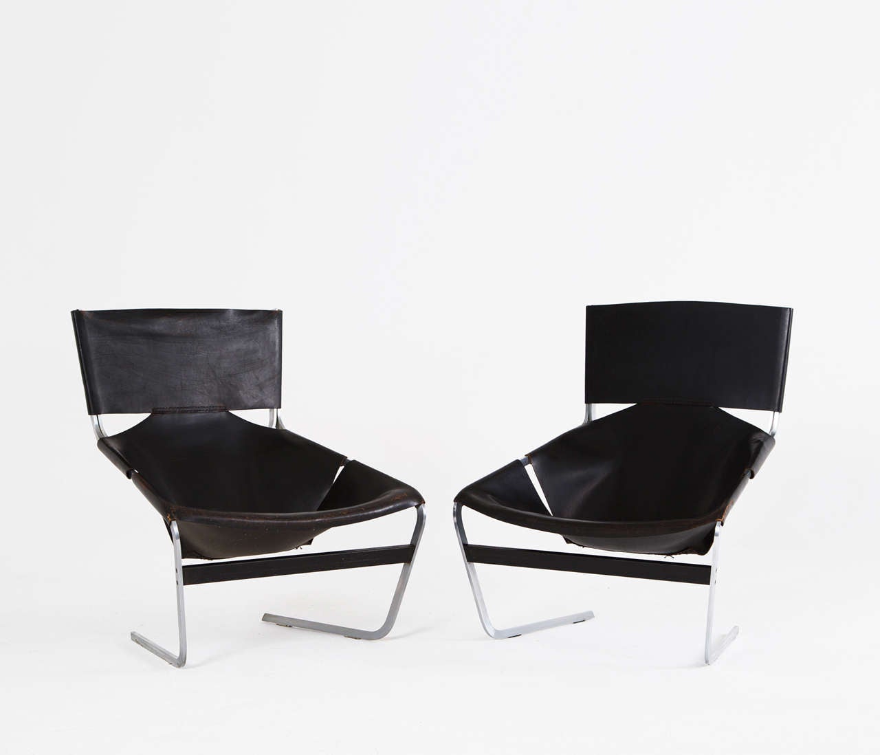 Stunning pair of beautifully patinated F-444 chairs designed by Pierre Paulin for Artifort, 1963. The chairs are in excellent condition and still provide with their original leather, which is hard to come by these days.

The chars show very