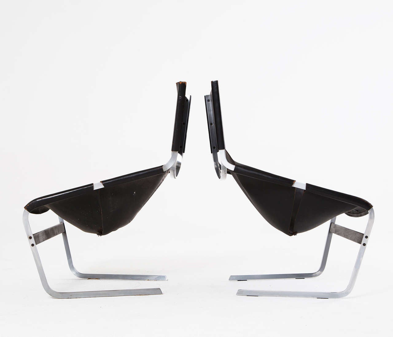 Pair of F-444 Lounge Chairs by Pierre Paulin In Excellent Condition In Waalwijk, NL