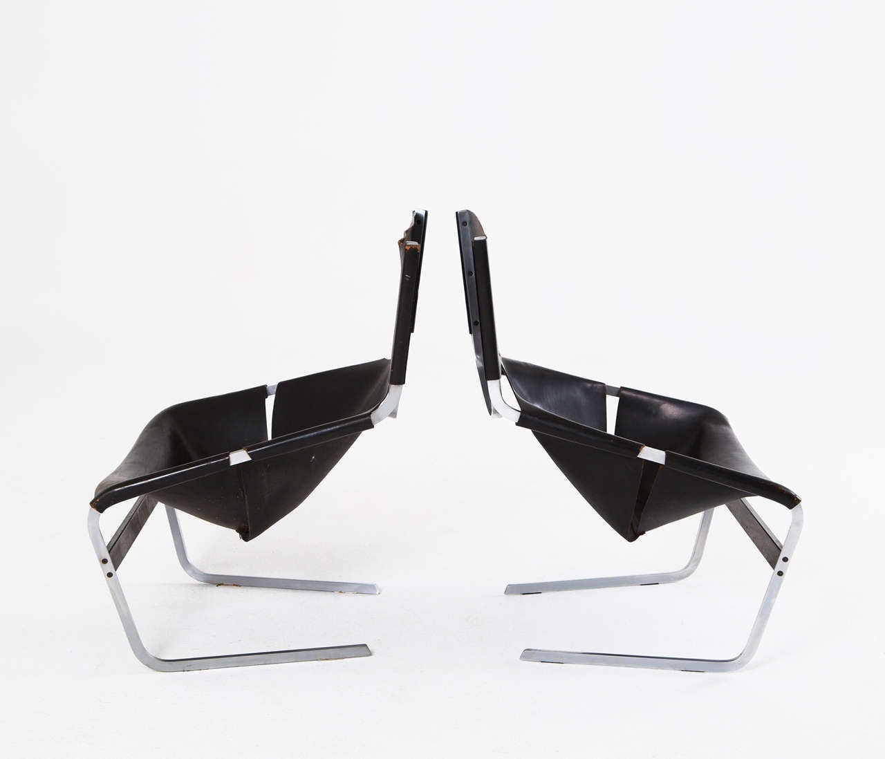 Pair of F-444 Lounge Chairs by Pierre Paulin 1