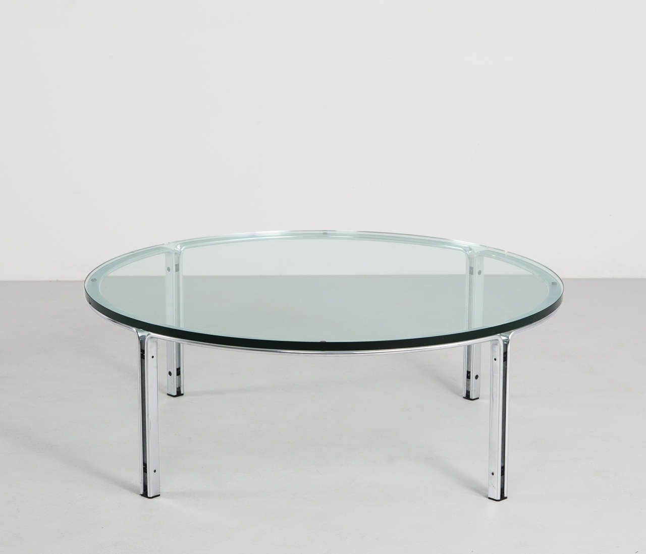Coffee table, in steel and glass, by Horst Brüning for Kill International, Germany 1970s. 

Round cocktail table in chrome plates steel and glass. The design is simplistic, yet due the combination of materials, this table gets it characteristic