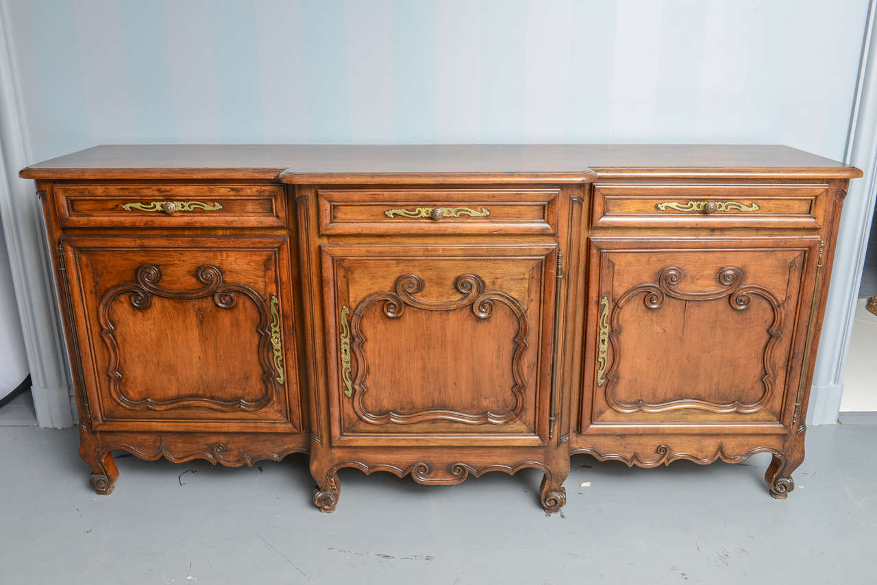 Large French Louis XV Style 19th c. Walnut Buffet, circa 1880. Three doors and three drawers with shelvings. Made of Walnut.
Great condition.