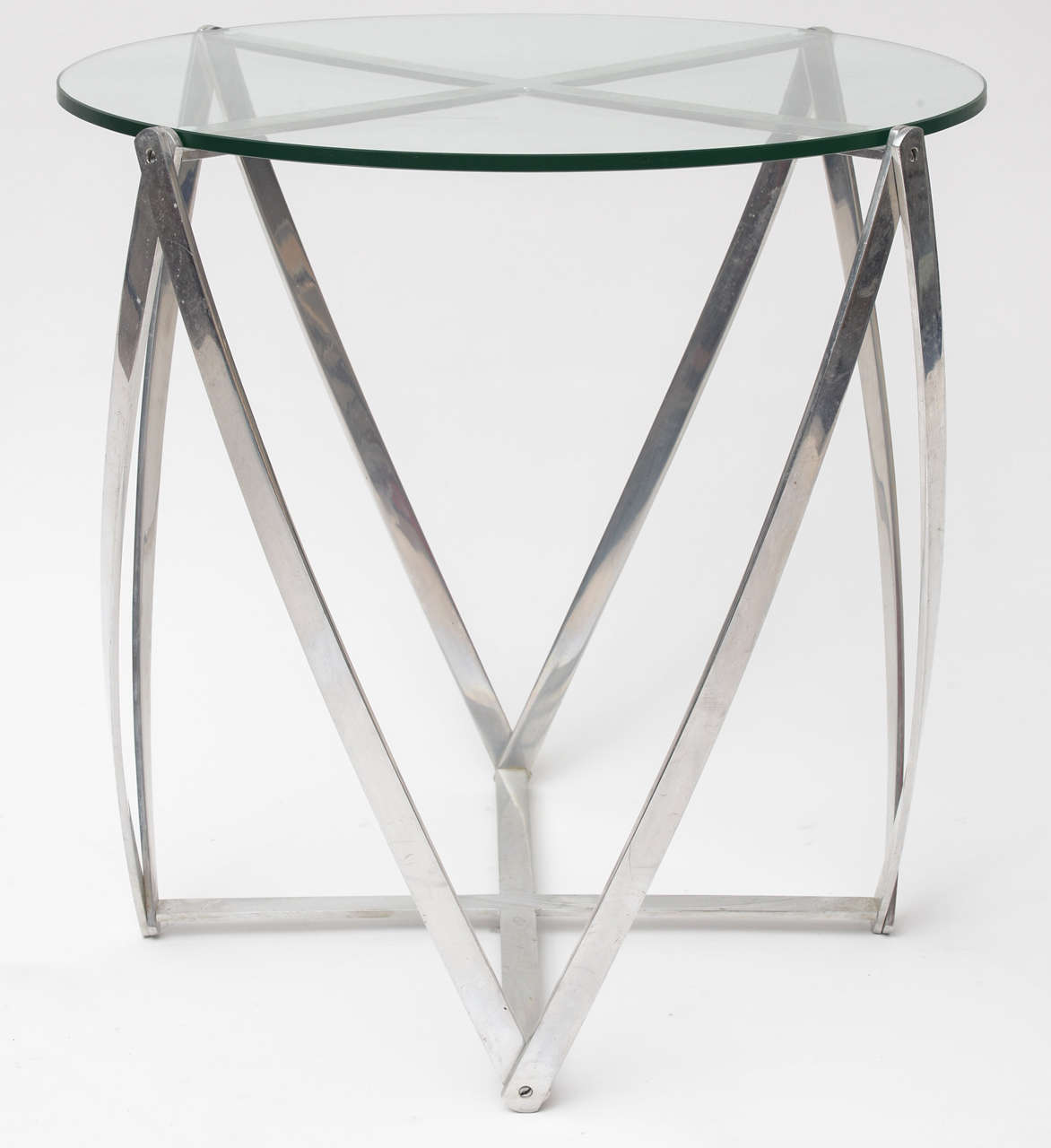 Based on a 19th century wool winder, used in the production of yarn, this table.
Translated into polished aluminium is a modern classic.