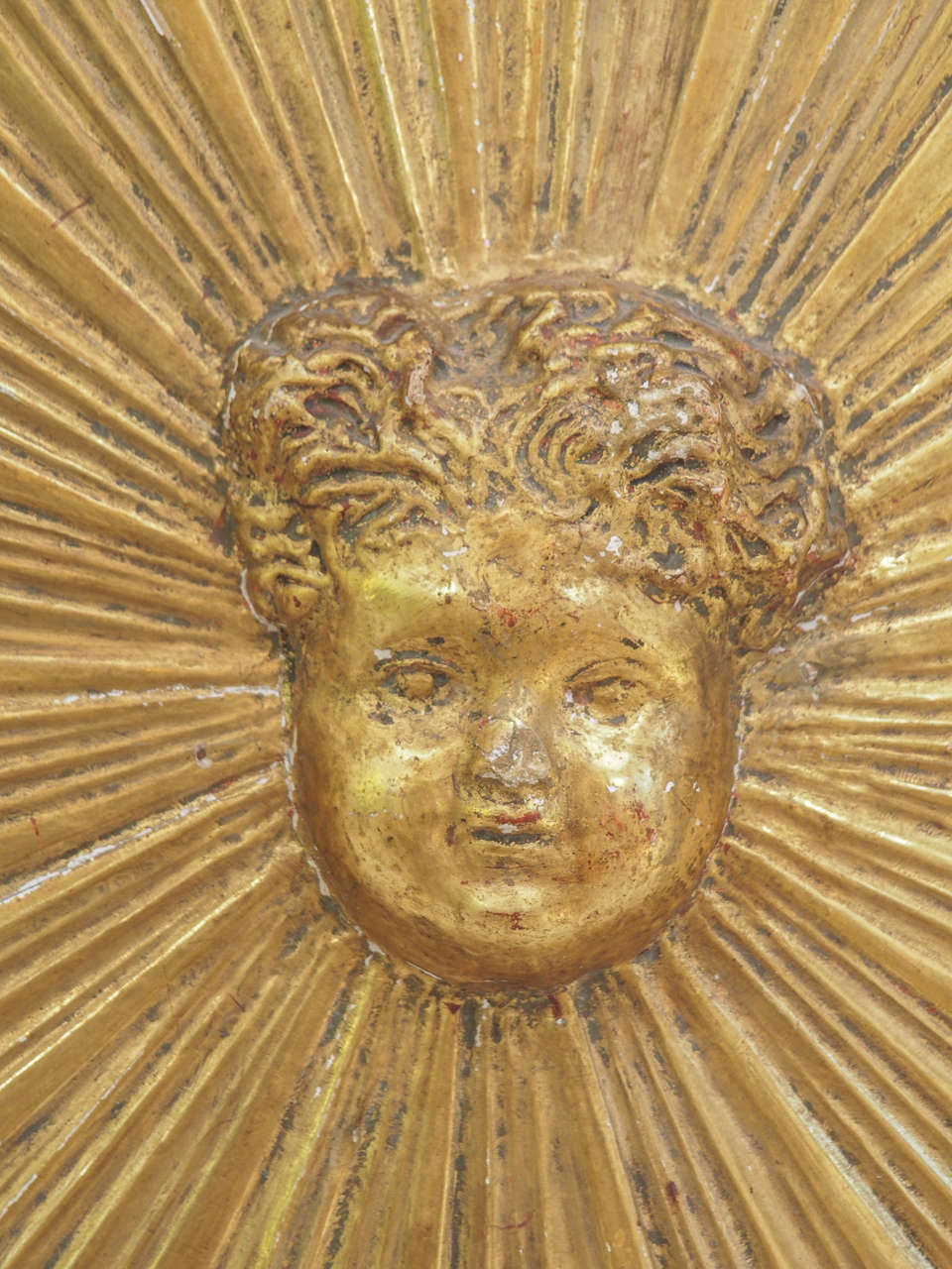 French Carved and Giltwood Starburst with Putti Head In Excellent Condition In New Orleans, LA