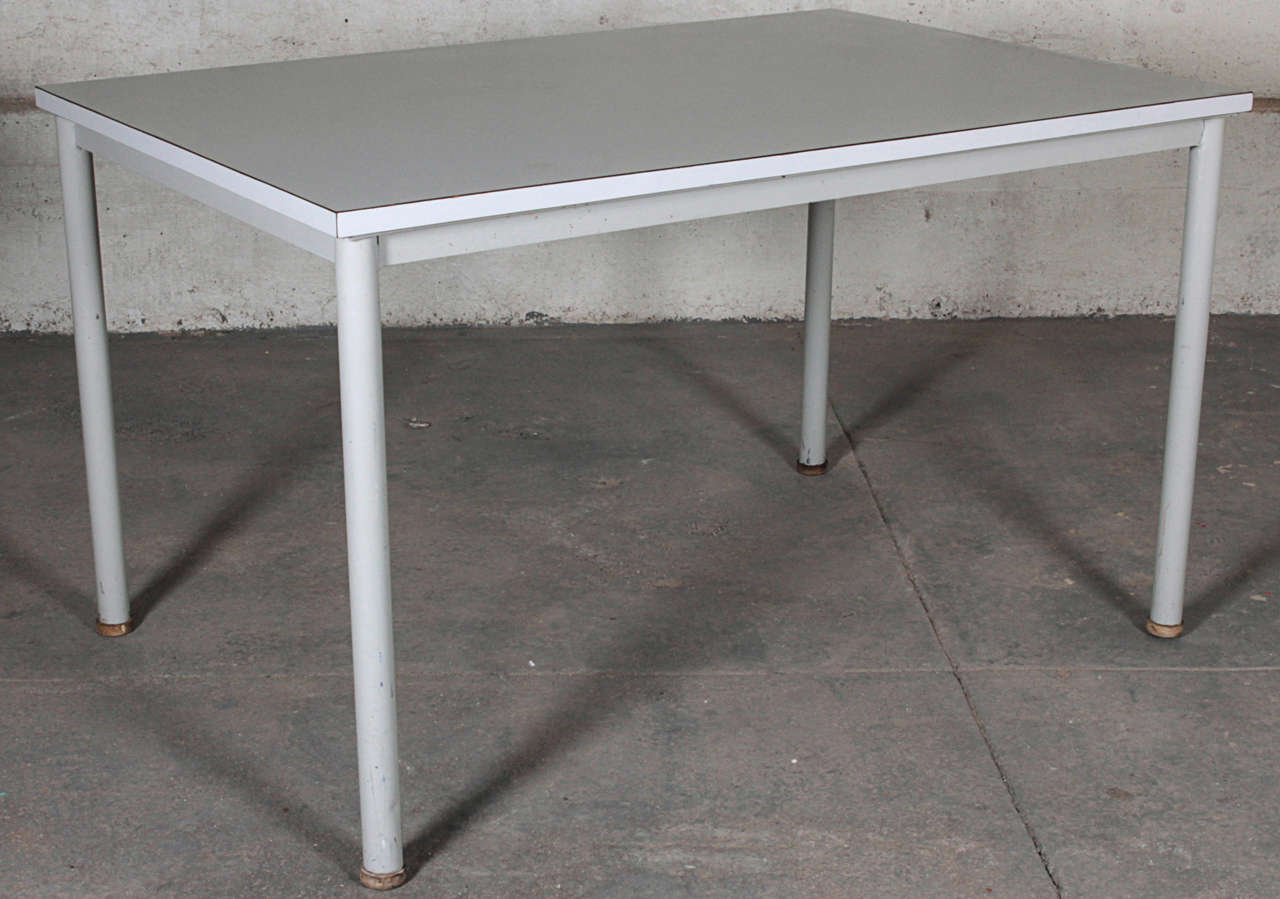 Le Corbusier table in metal with laminate top.

Provenance: Pavillon Suisse, Cite Universitaire, Paris