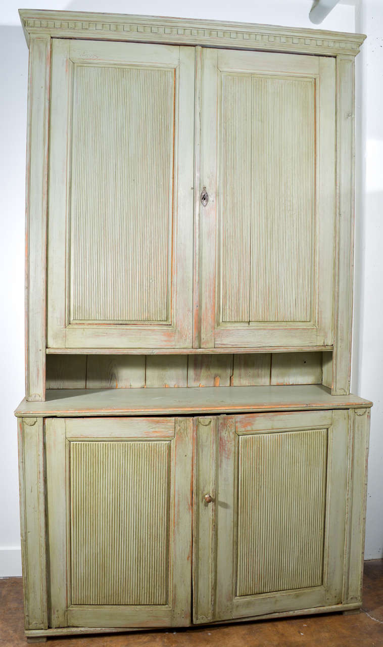 Deux corps svedese del XVIII secolo con vernice originale di colore grigio-verde, circa 1775.