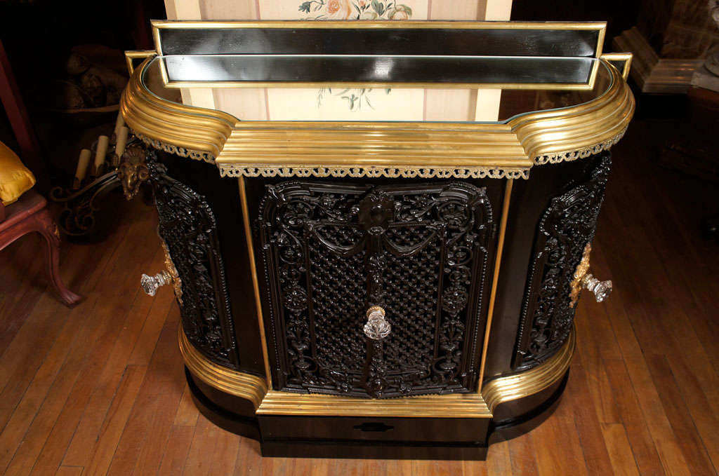 A Very Fine  French Cast Iron and Brass Plate Warmer In Excellent Condition In Hudson, NY