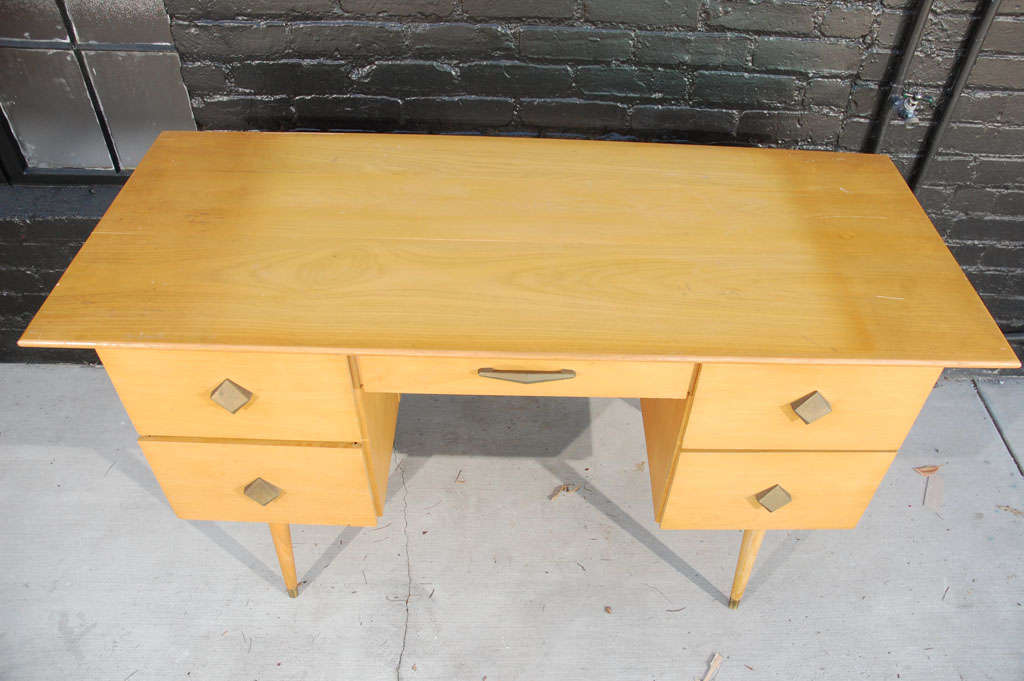 Midcentury Blonde Desk in the Manner of Paul McCobb In Good Condition In South Pasadena, CA