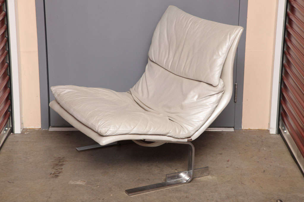 Pair of Sapporiti Onda Lounge Chairs upholstered in a very soft and cool pearl kid glove leather. Super comfy with body hugging soft cushions and the light bounce from the bent steel frame.
On display at Entrepot, Miami.
By appointment only.