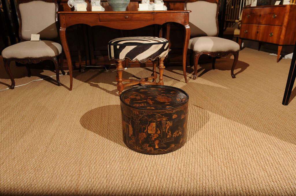 A Chinese Chinoiserie Design Hat box In Good Condition In San Francisco, CA