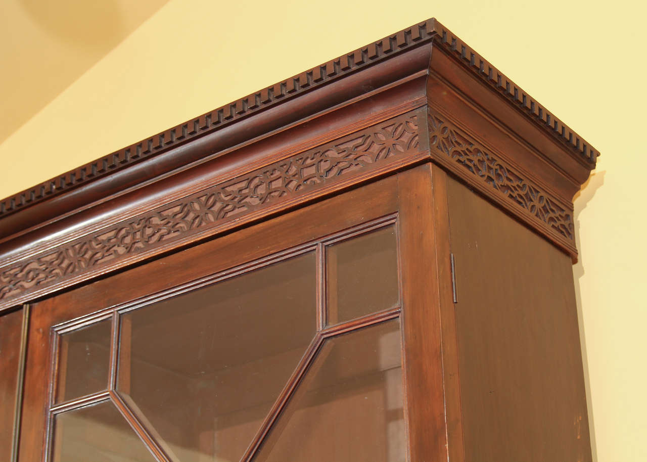 English George III Bookcase with Glass Doors In Excellent Condition For Sale In Kirkland, WA