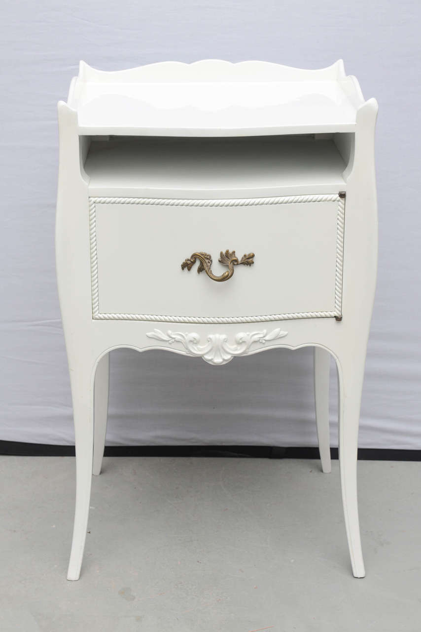 John Widdicomb Co. white lacquered French Provincial style end tables or nightstands. One drawer below an open front.

Dimensions: 21