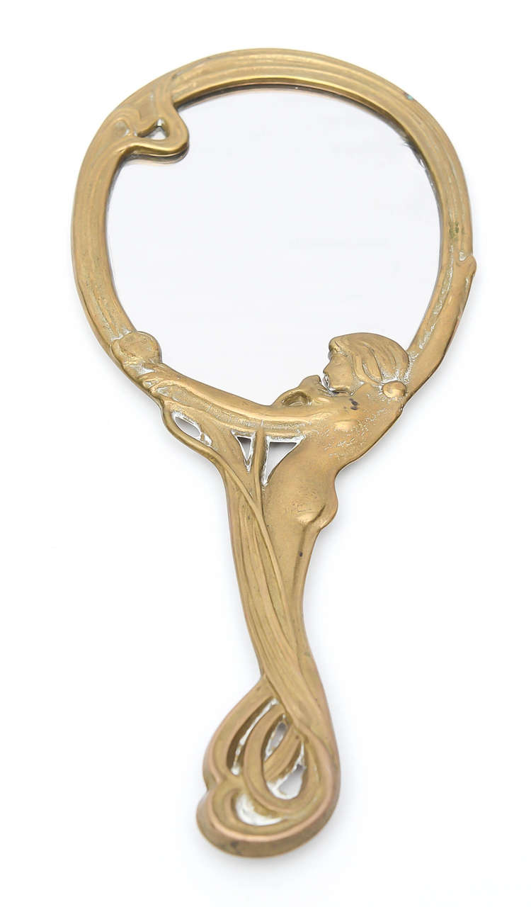 Français Miroir à main en laiton Art Nouveau:: vers 1900 France