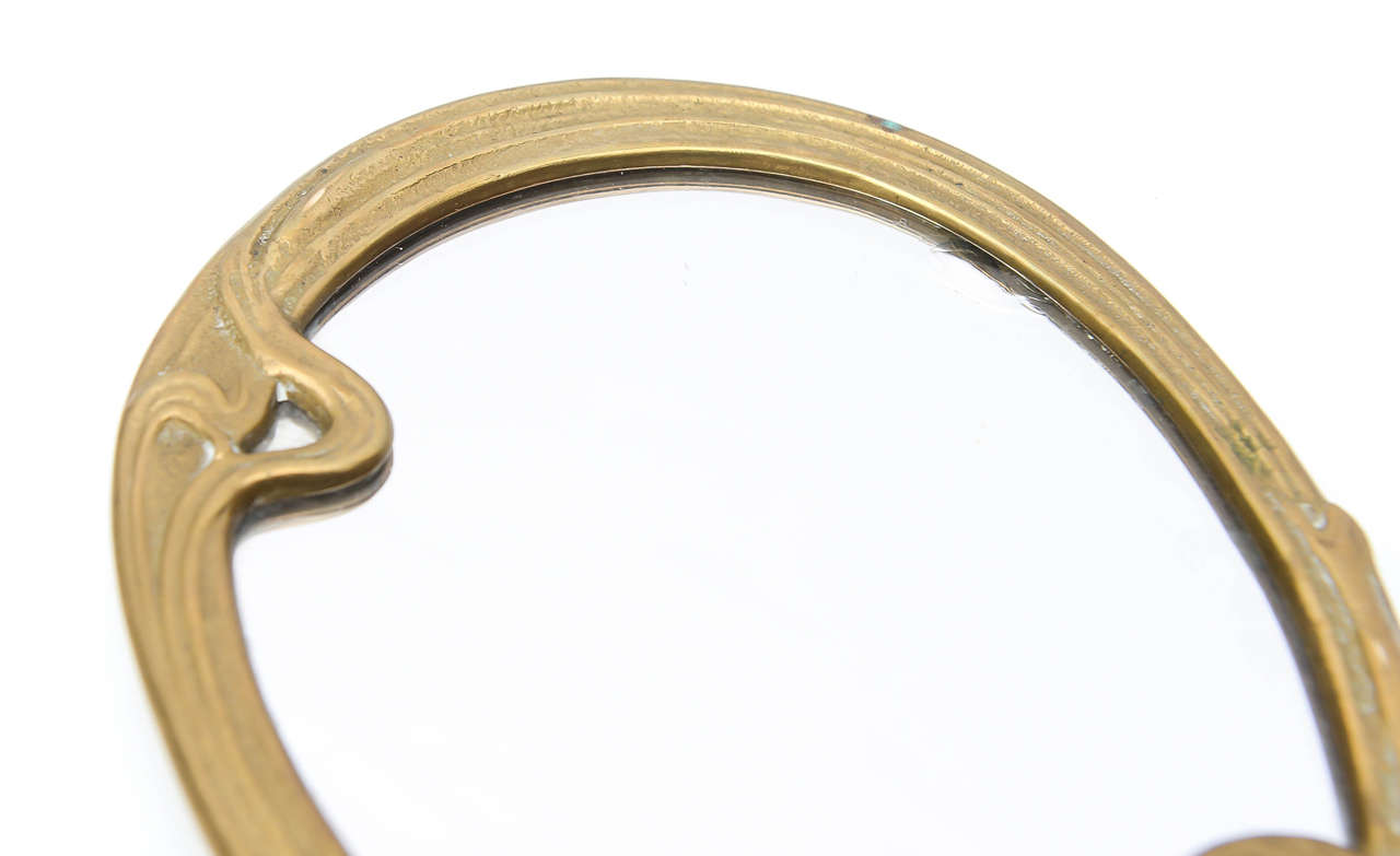 Laiton Miroir à main en laiton Art Nouveau:: vers 1900 France