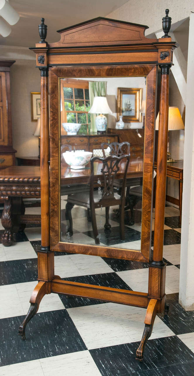 Dieser herrschaftliche Spiegel aus Nussbaumholz mit ebonisierten Verzierungen hat exquisite Linien und ist ein Beispiel für die Designmotive dieser Zeit. Nussbaummaserholz umgibt das Glas, das zwei Jahrhunderte mehr oder weniger intakt überstanden