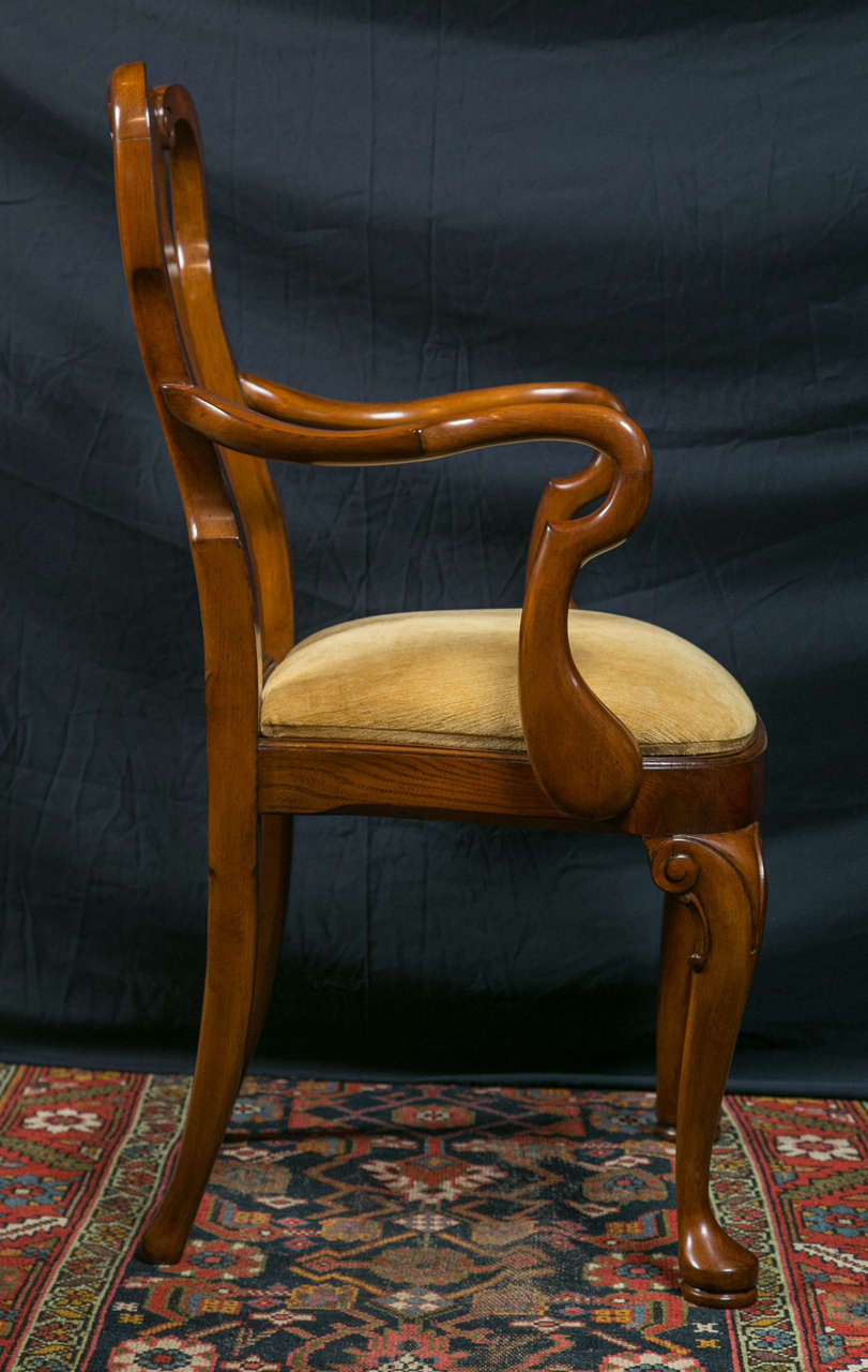 Walnut Queen Anne Style Dining Chairs / 2 Arms and 8 Sides  In New Condition In Woodbury, CT