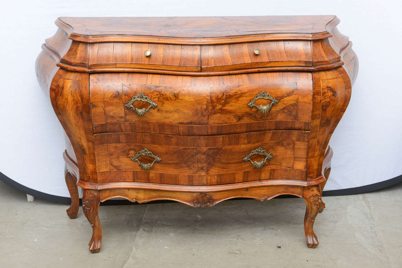 Nice sized Bombay chest with 2 large drawers below and 2 small drawers above