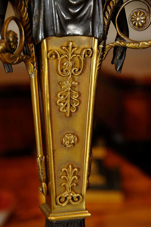Bronzo Lampade a candelabro Impero del XIX secolo in bronzo patinato e bronzo dorato in vendita