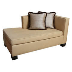 Classical  Chase Longue with tufted cushion in linen textile.