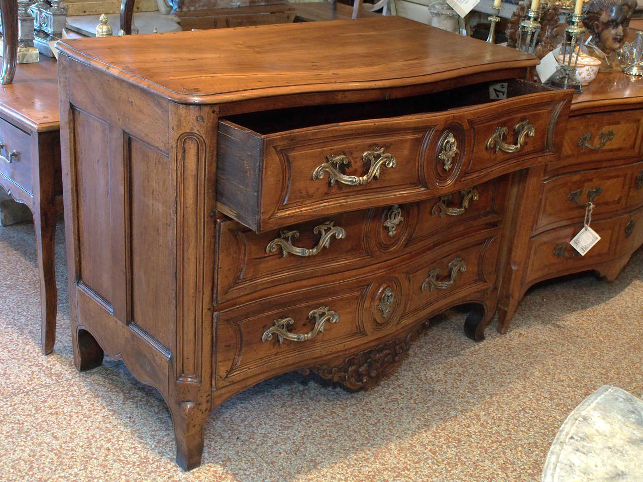 Louis XV Carved Walnut Serpentine Commode In Excellent Condition For Sale In New Orleans, LA