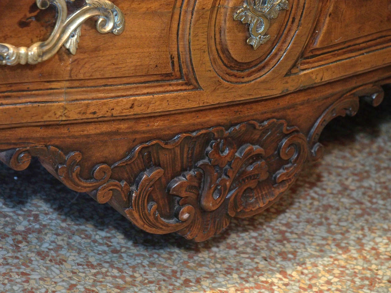 18th Century and Earlier Louis XV Carved Walnut Serpentine Commode For Sale