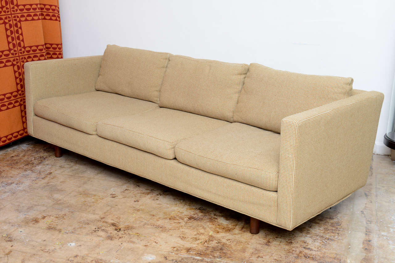 Beautiful 1960,s sofa by Milo Baughman for Thayer Coggin. This Sofa still retains the original upholstery and the Thayer Coggin Label. Beautifull clean lines that transcend trends and would be a great addition a modern , CLASIC or eclectic interior .