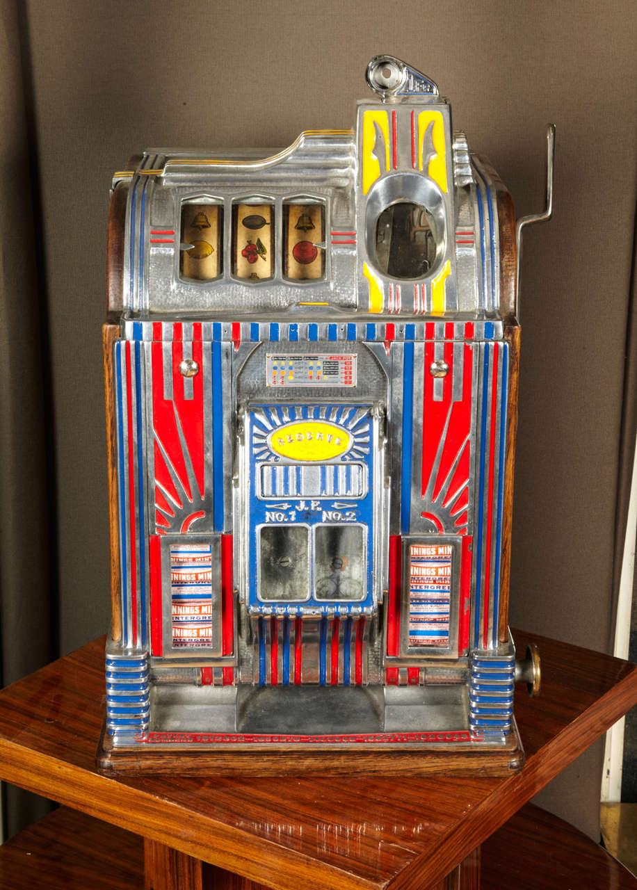 American Gambling Machine with Candy Dispenser. Cast aluminium font and oak box structure. This double jackpot can pay up to 80 times the bet. In working order. Good condition. Normal wear consistent with age and use. Fair renovation.