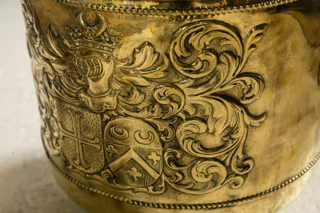 Großes Pflanzgefäß aus Messing mit Wappen 1