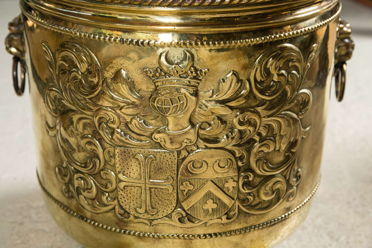 Großes Pflanzgefäß aus Messing mit Wappen 2