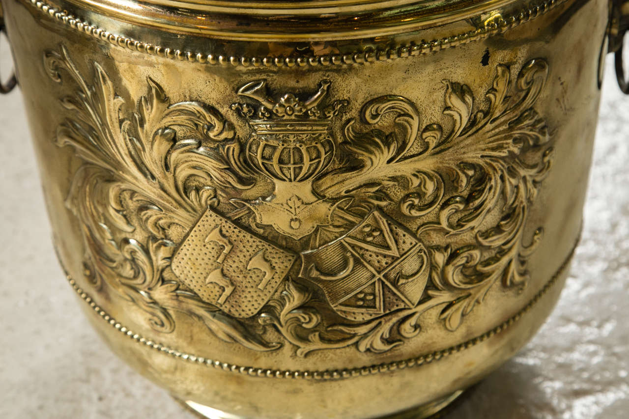 Großes Pflanzgefäß aus Messing mit Wappen 3