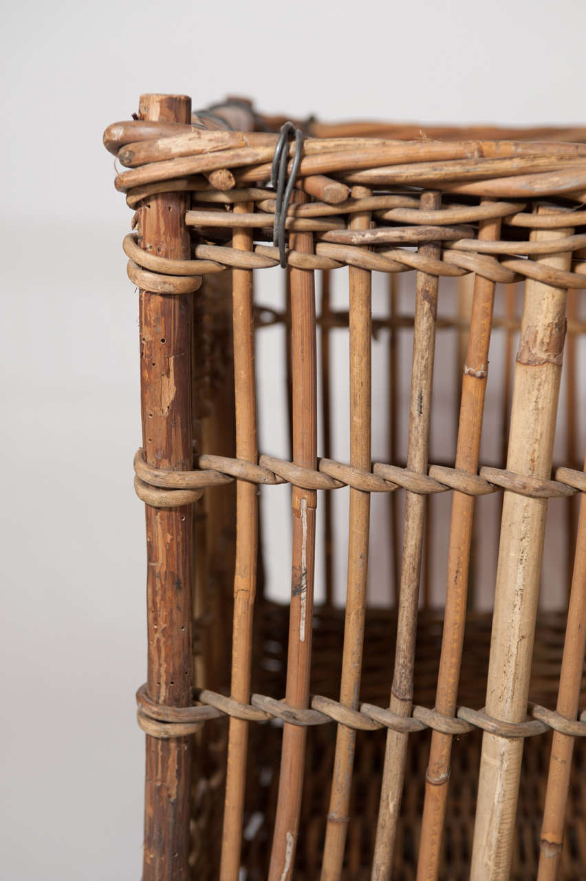 19th century Rustic Wicker Basket with Wooden Footing, c. 1890 France In Excellent Condition For Sale In Toronto, ON