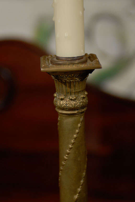 Neoklassizistische Kerzenleuchterlampe aus Bronze im Angebot 3