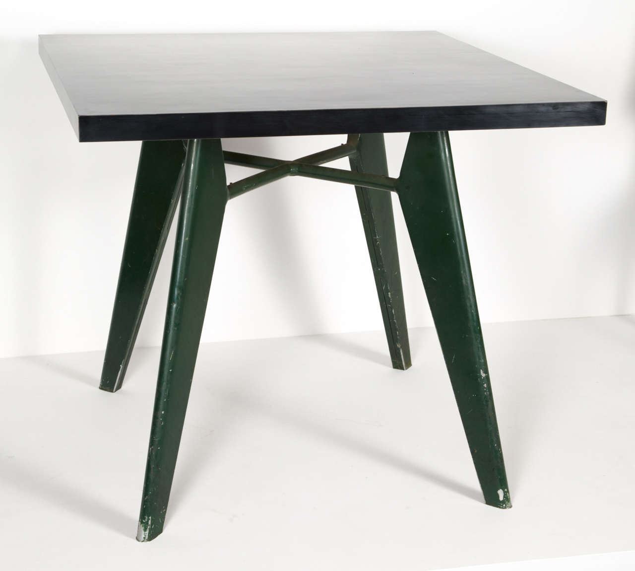 Occasional table with a square wooden plated
with black apparent formica top resting on four
tapering legs linked by a crosspiece in the same
material.
Provenance : Cameroun, circa 1955.
Dimensions : H. 3 x 34 1/5 x 34 1/5 in