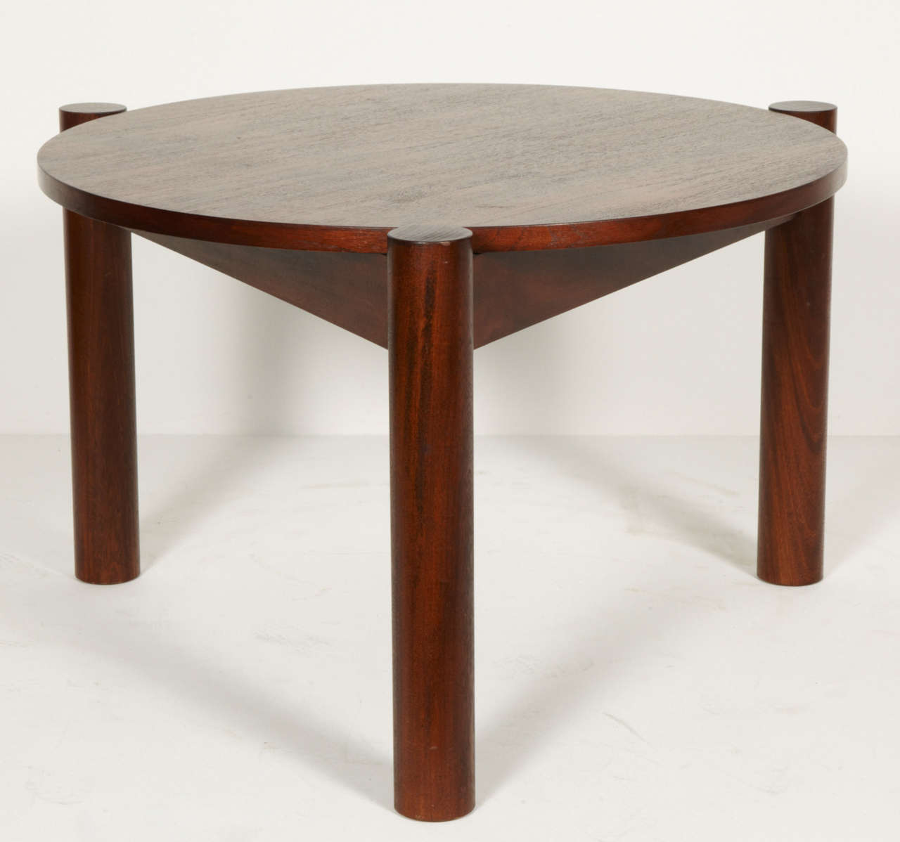 Three legs coffee table with a circular top made of teak.
H. 16 1/4 x D. 26 1/4 in.
Provenance : Special commission for the city of Chandigarh, India.
