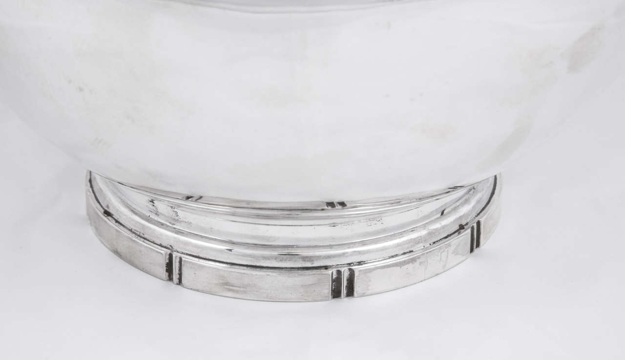 A beautiful sterling silver bowl of plain round form and standing on a stylish circular base. The bowl is 12.3cms high; the diameter is 20cms; and it weighs 783gms.
The bowl has a stylish simplicity and is extremely functional.