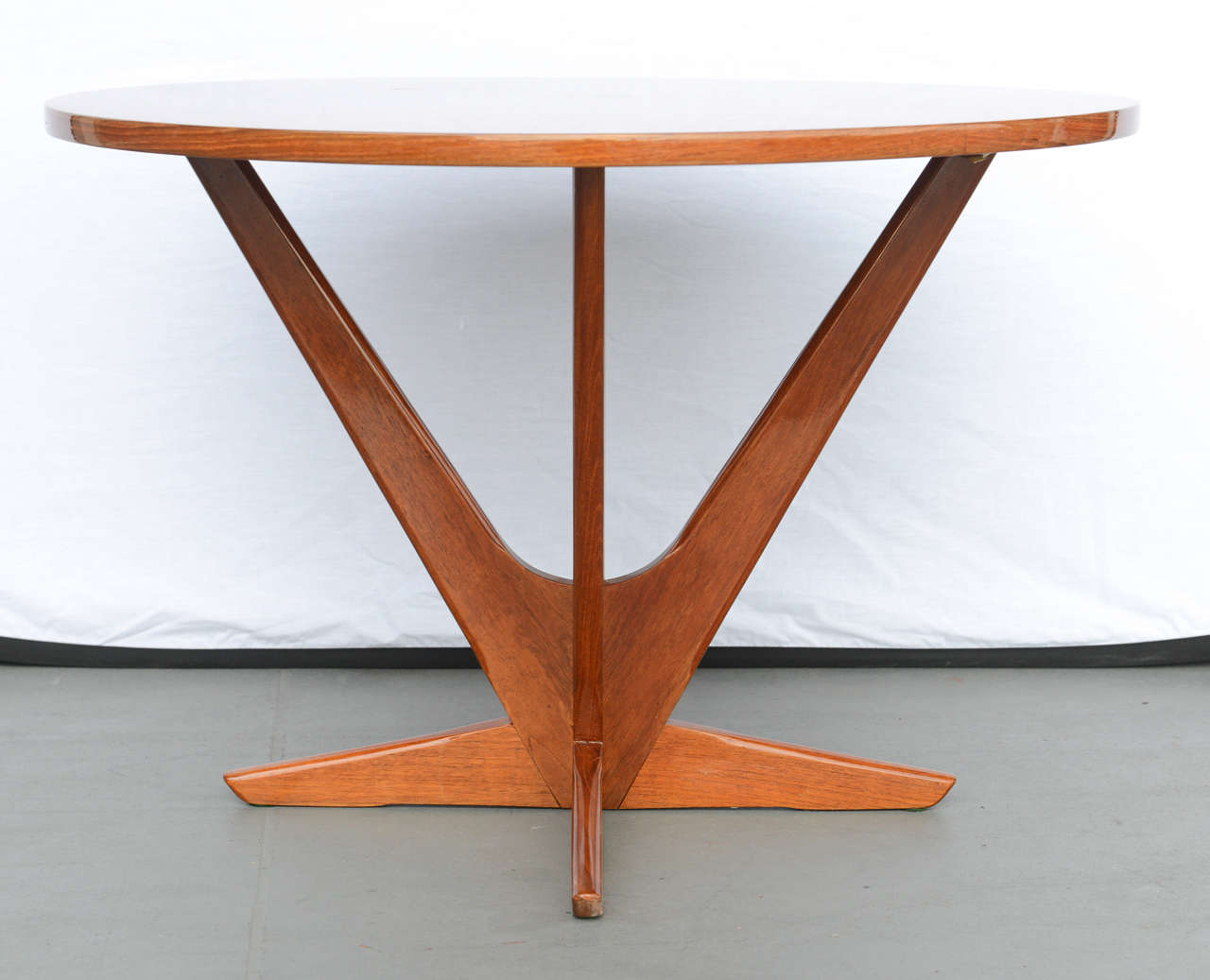 This iconic table designed by Søren Georg Jensen and manufactured by Kubus, circa 1960s cannot let you indifferent. The Model 72 ø 80 is made beautifully in teak with the top with radiating veneers on four solid teak slanted shaped legs, giving the