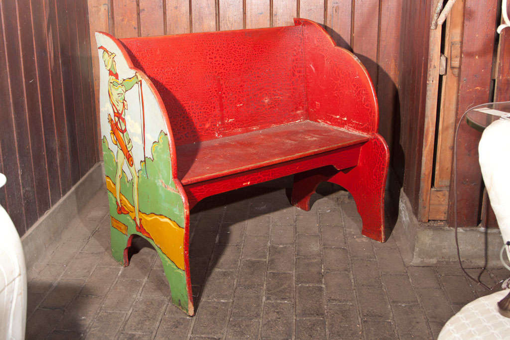 Fabuleux banc Robin des Bois d'un ancien magasin de chaussures avec peinture rouge craquelée.